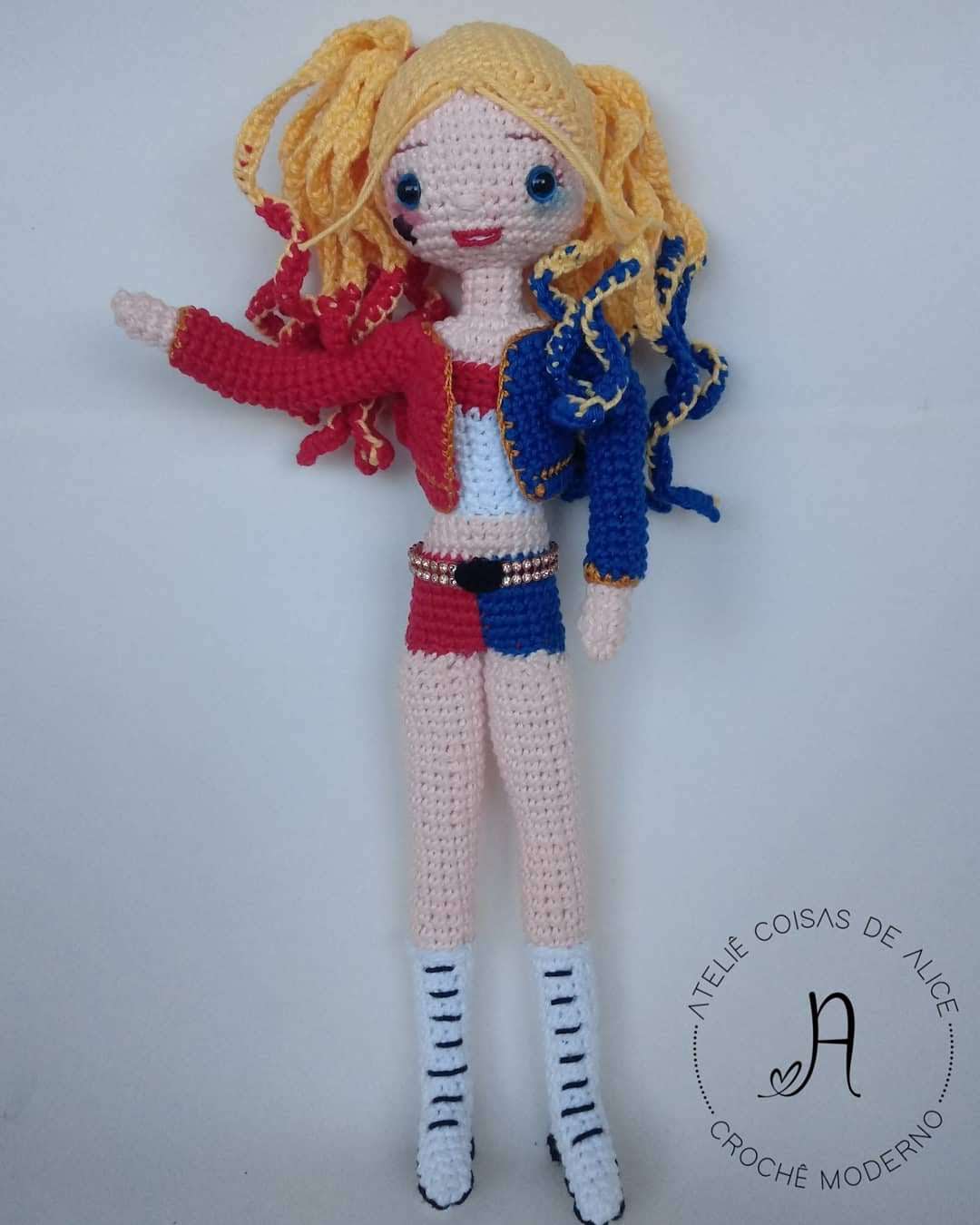 Boneca Arlequina amigurumi - Central do Artesanato