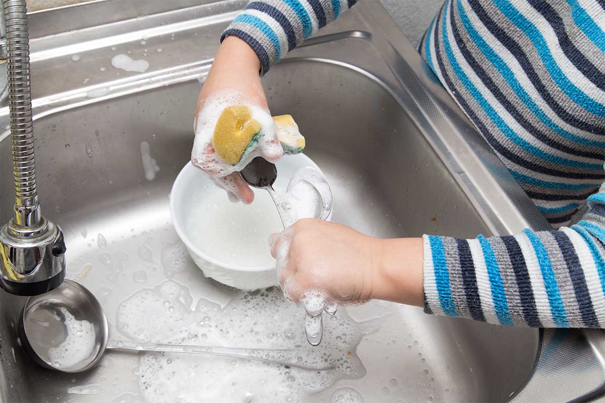 Limpeza rápida: 12 dicas para lavar louça em tempo recorde