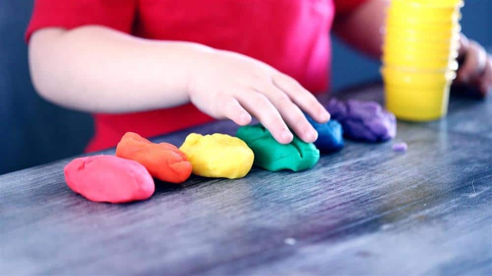 Brincando com massinha em casa