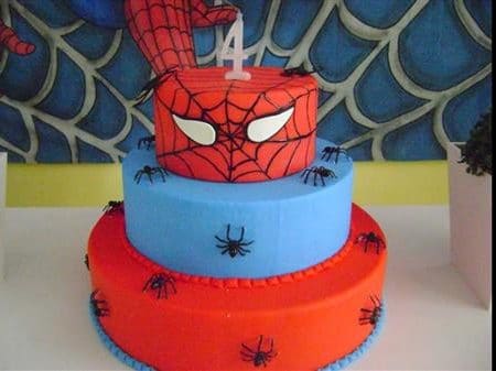 Pedaços de torta com tema do Homem-Aranha deliciosamente falsos