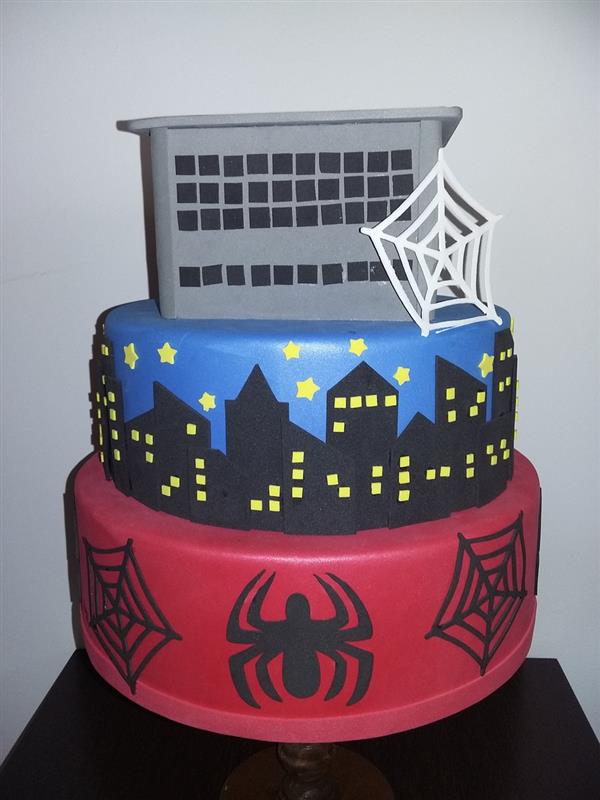 Pedaços de torta com tema do Homem-Aranha deliciosamente falsos