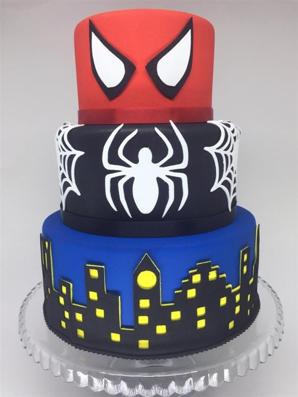 Pedaços de torta com tema do Homem-Aranha deliciosamente falsos