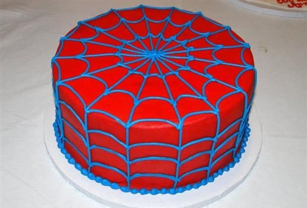 Pedaços de torta com tema do Homem-Aranha deliciosamente falsos