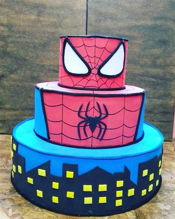 Pedaços de torta com tema do Homem-Aranha deliciosamente falsos