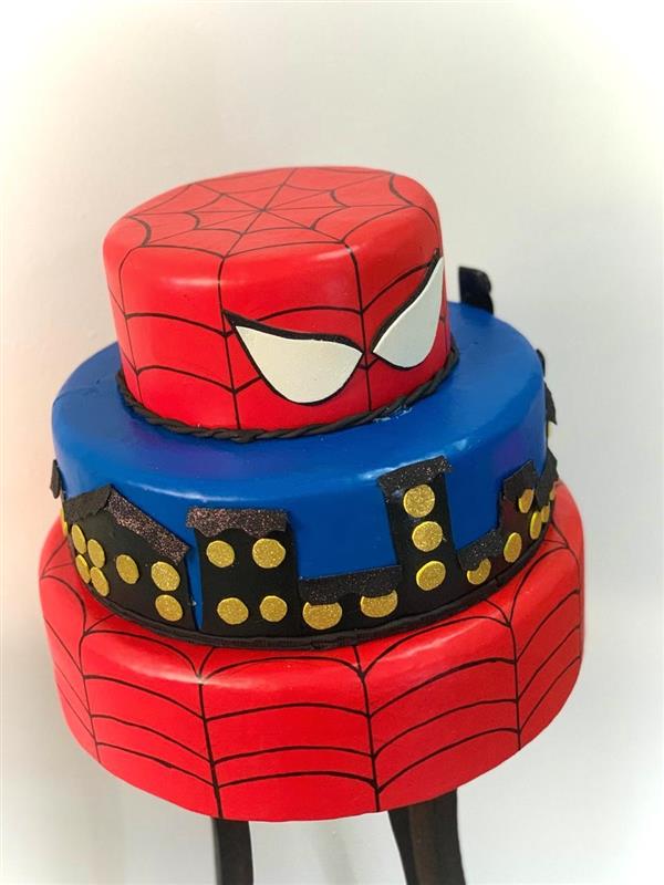 Pedaços de torta com tema do Homem-Aranha deliciosamente falsos