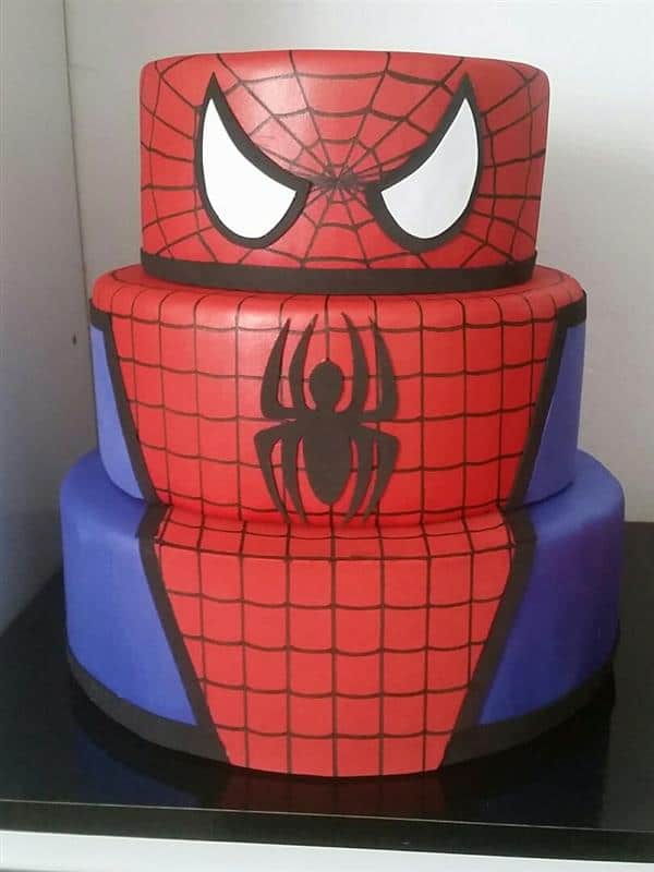 Pedaços de torta com tema do Homem-Aranha deliciosamente falsos