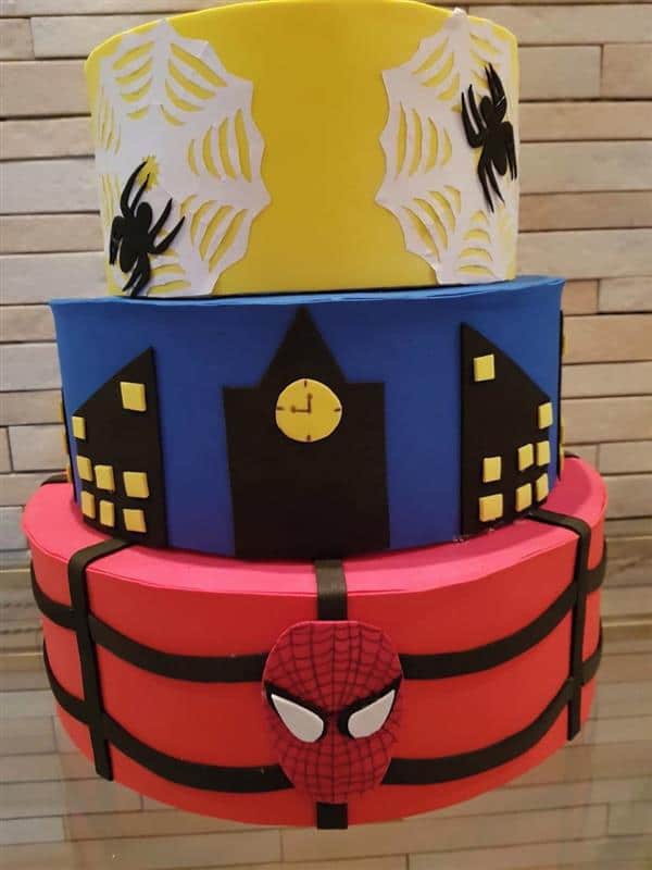 Pedaços de torta com tema do Homem-Aranha deliciosamente falsos