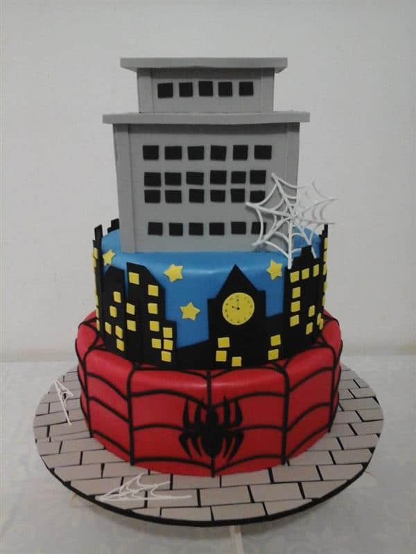 Pedaços de torta com tema do Homem-Aranha deliciosamente falsos