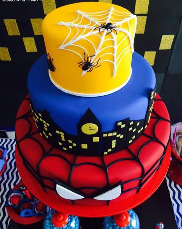 Pedaços de torta com tema do Homem-Aranha deliciosamente falsos