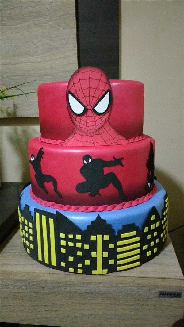 Pedaços de torta com tema do Homem-Aranha deliciosamente falsos