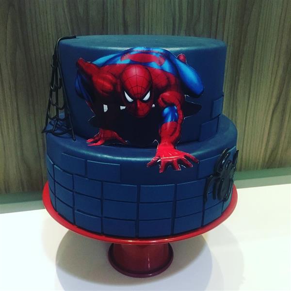 Pedaços de torta com tema do Homem-Aranha deliciosamente falsos