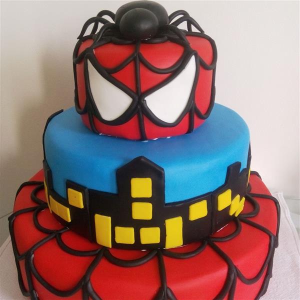 Pedaços de torta com tema do Homem-Aranha deliciosamente falsos