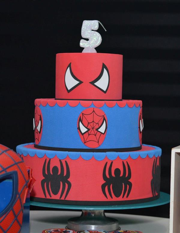 Pedaços de torta com tema do Homem-Aranha deliciosamente falsos