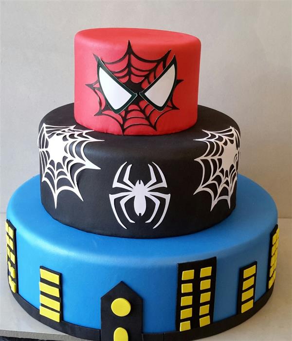 Pedaços de torta com tema do Homem-Aranha deliciosamente falsos