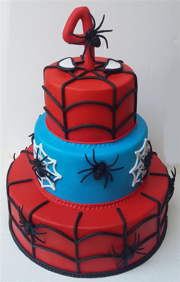 Pedaços de torta com tema do Homem-Aranha deliciosamente falsos