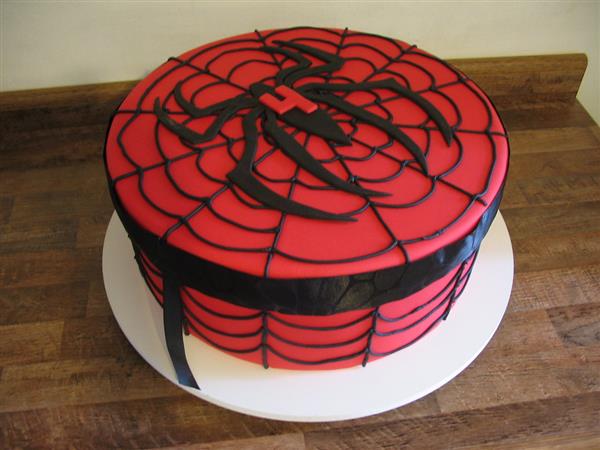 Pedaços de torta com tema do Homem-Aranha deliciosamente falsos