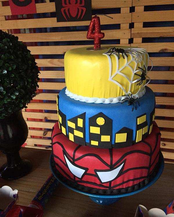 Pedaços de torta com tema do Homem-Aranha deliciosamente falsos