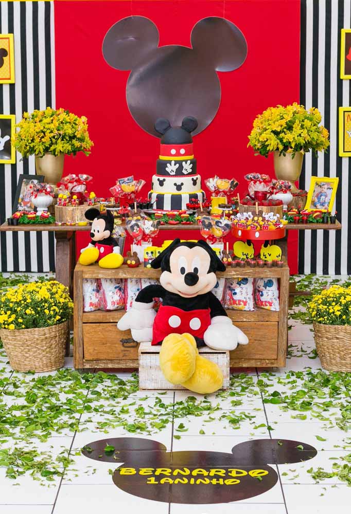 Inspire-se com ideias criativas para decorar a festa temática do Mickey dos seus filhos