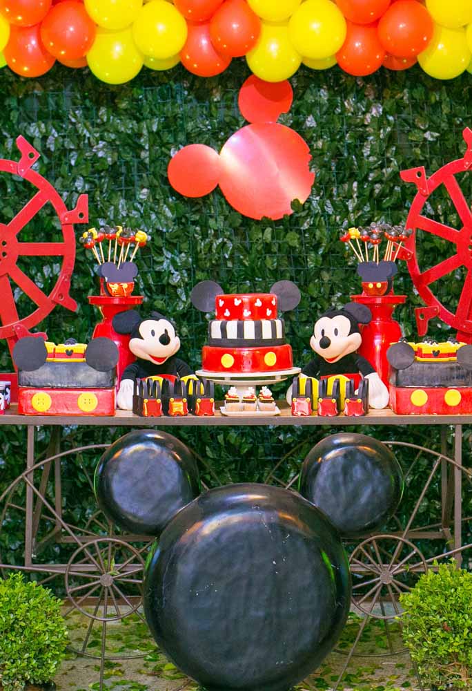 Inspire-se com ideias criativas para decorar a festa temática do Mickey dos seus filhos