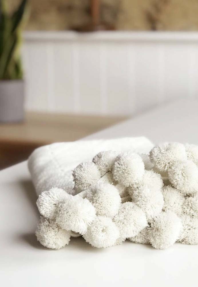 Confira nosso guia completo de como fazer pompons artesanais em lã + 50 ideias criativas para decorar sua casa