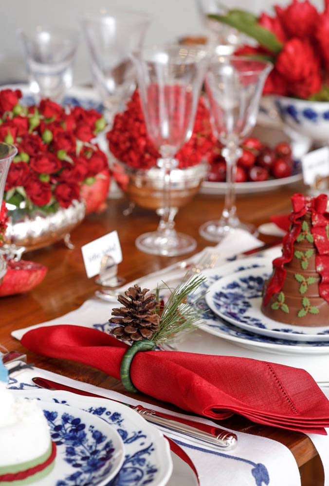 Inspire-se com 50 ideias criativas para decorar sua mesa de Natal