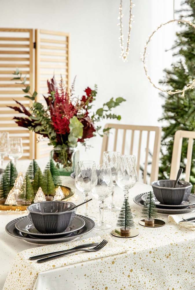 Inspire-se com 50 ideias criativas para decorar sua mesa de Natal