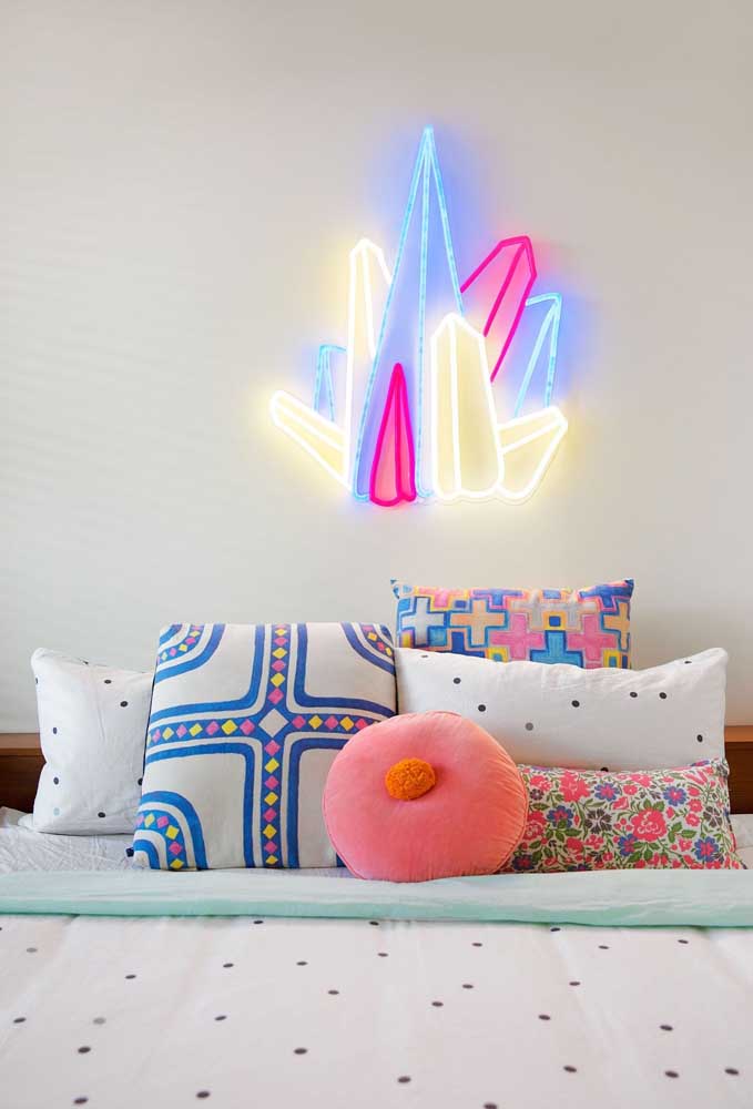 Inspire-se com belos projetos de decoração usando neon