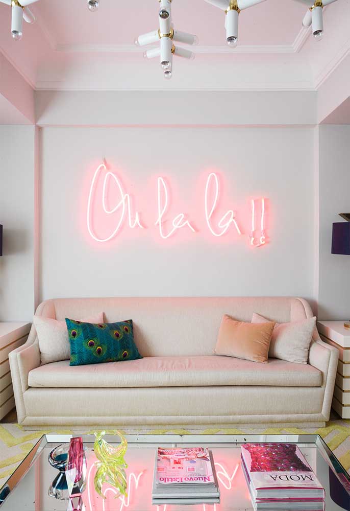 Inspire-se com belos projetos de decoração usando neon