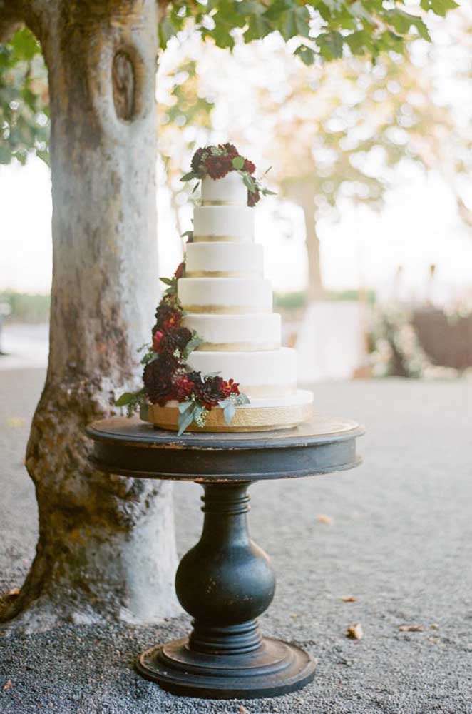 Ideias criativas para mesas de bolo de casamento inesquecíveis