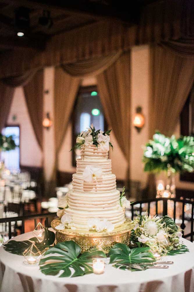 Ideias criativas para mesas de bolo de casamento inesquecíveis