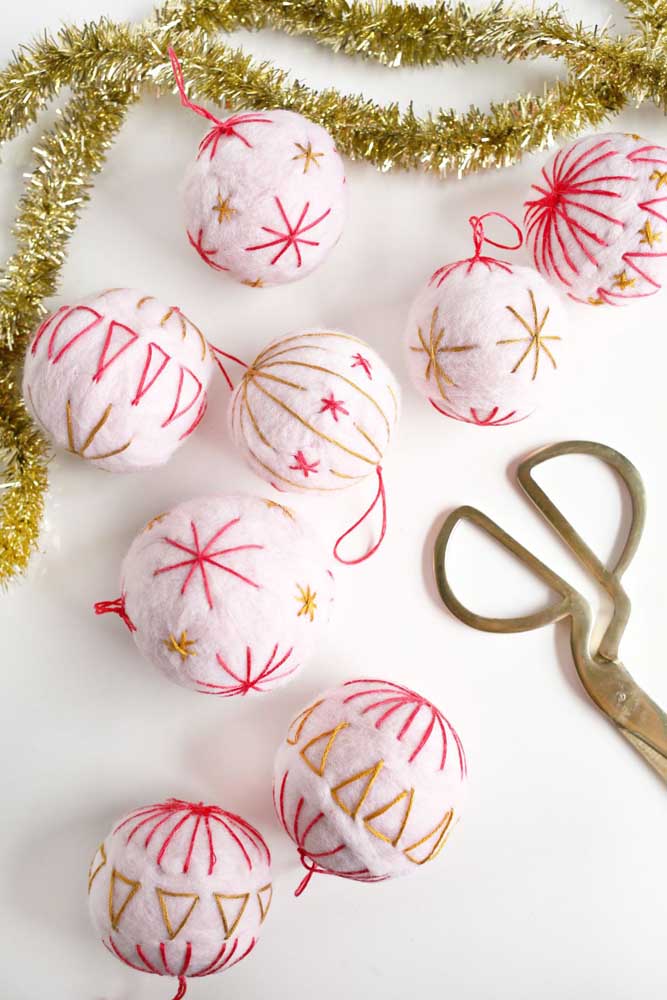 Bolas de Natal DIY: inspire-se com 60 ideias criativas e um passo a passo para fazer em casa