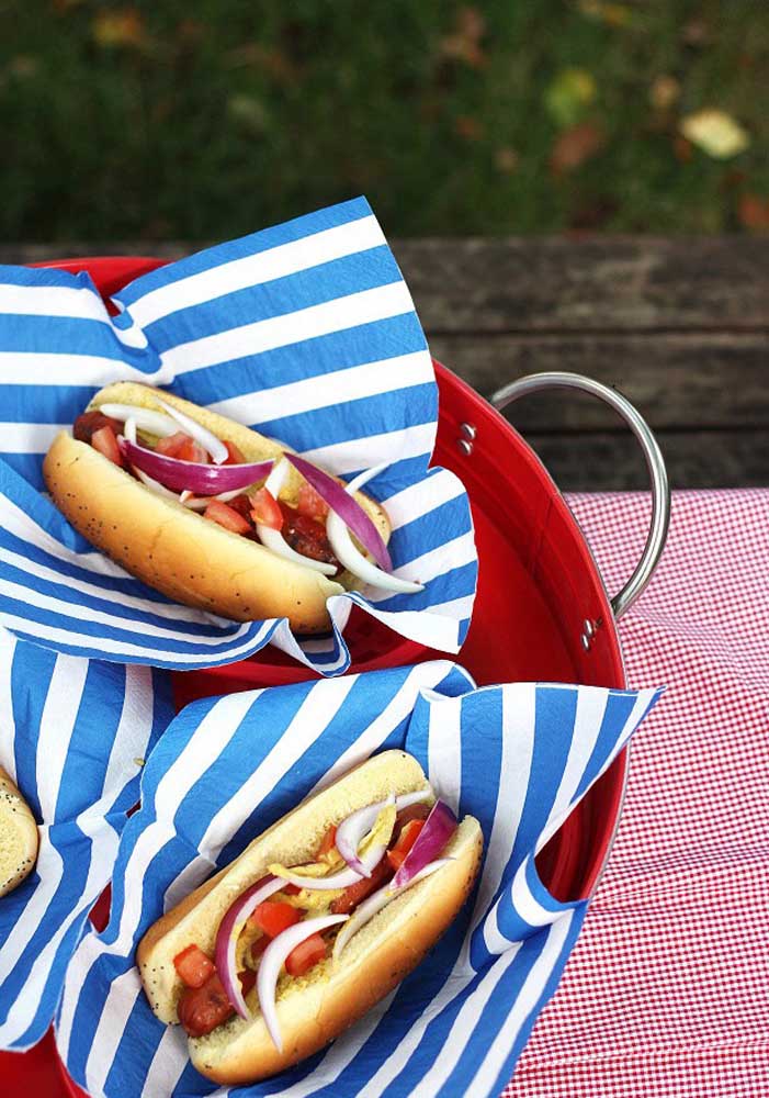 Uma noite divertida com os amigos: ideias criativas para uma festa temática de cachorro-quente