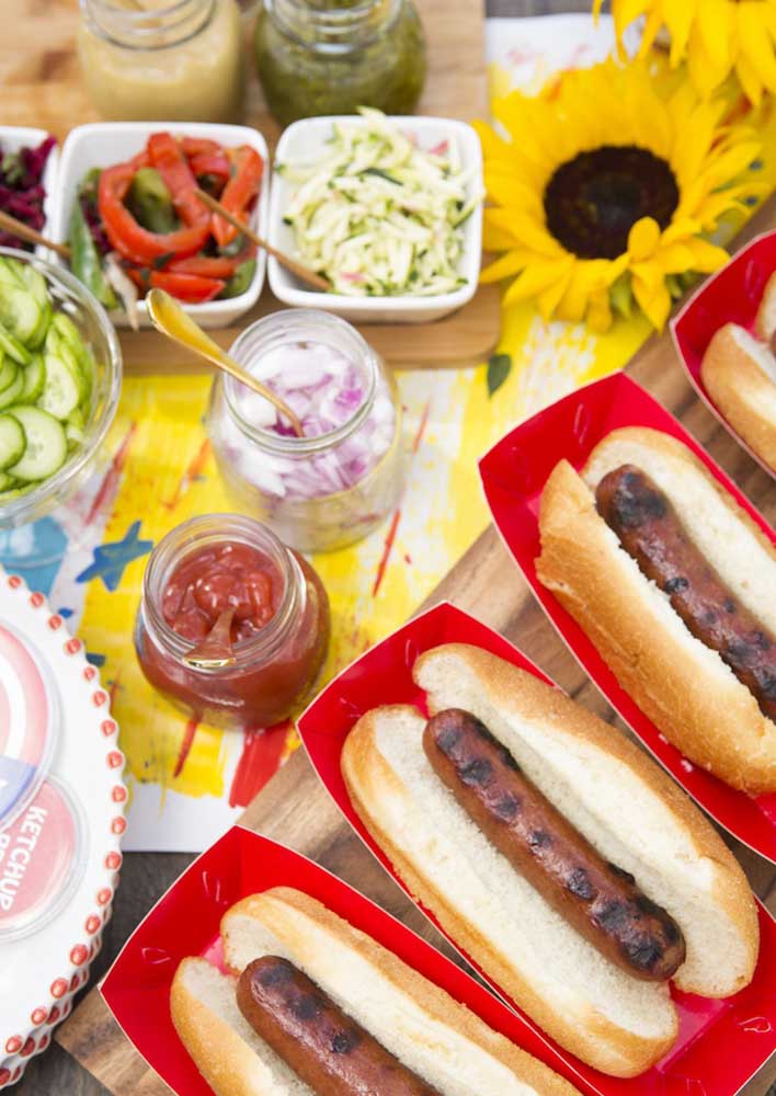 Uma noite divertida com os amigos: ideias criativas para uma festa temática de cachorro-quente