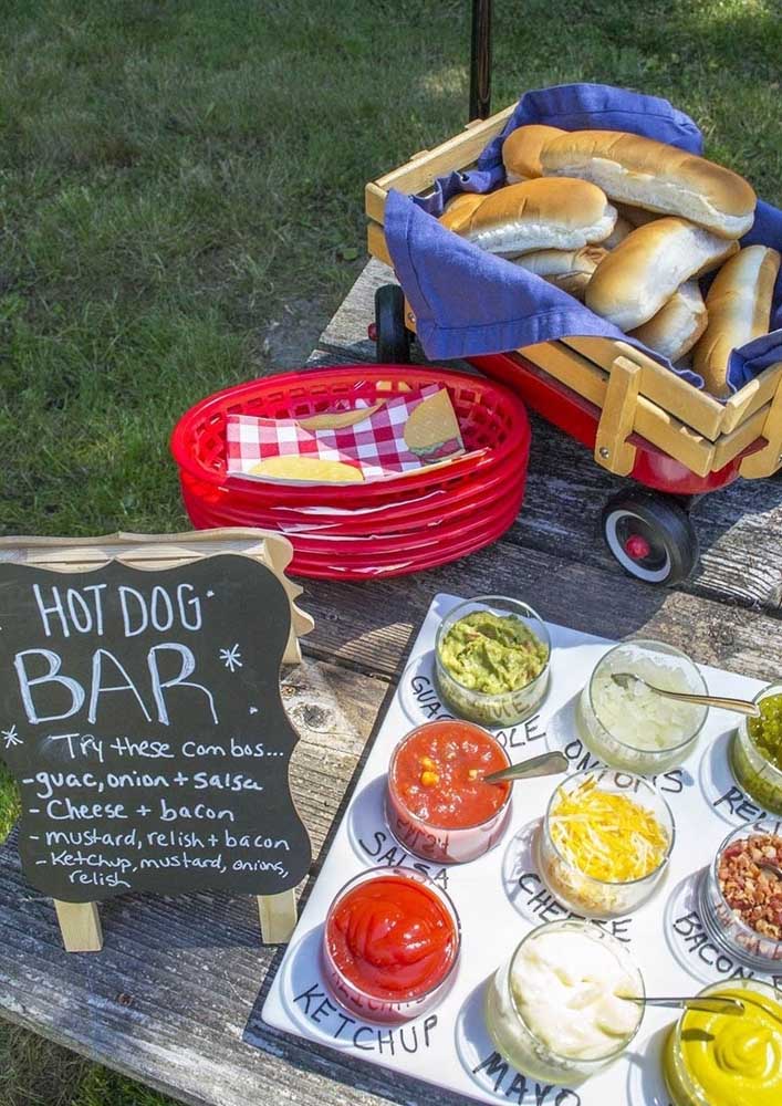 Uma noite divertida com os amigos: ideias criativas para uma festa temática de cachorro-quente