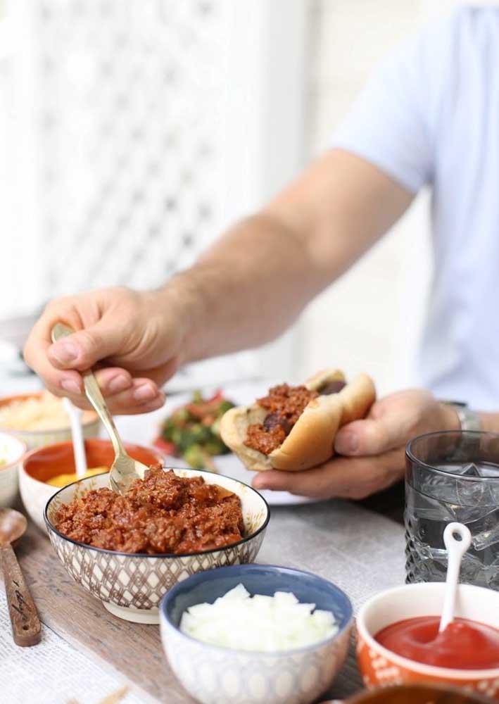 Uma noite divertida com os amigos: ideias criativas para uma festa temática de cachorro-quente