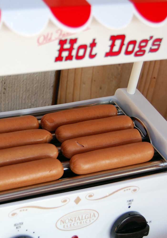 Uma noite divertida com os amigos: ideias criativas para uma festa temática de cachorro-quente