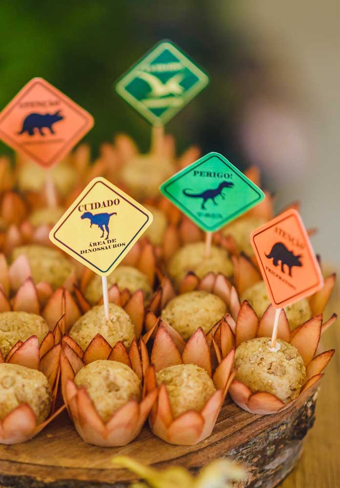 Dicas criativas para fazer uma festa incrível de dinossauros para seu filho