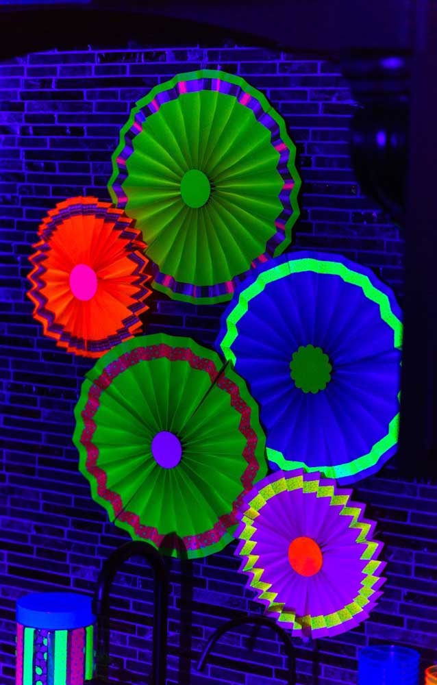 Festa neon em casa: como decorar, iluminar e clicar fotos incríveis em 5 passos