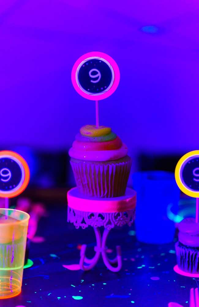 Festa neon em casa: como decorar, iluminar e clicar fotos incríveis em 5 passos