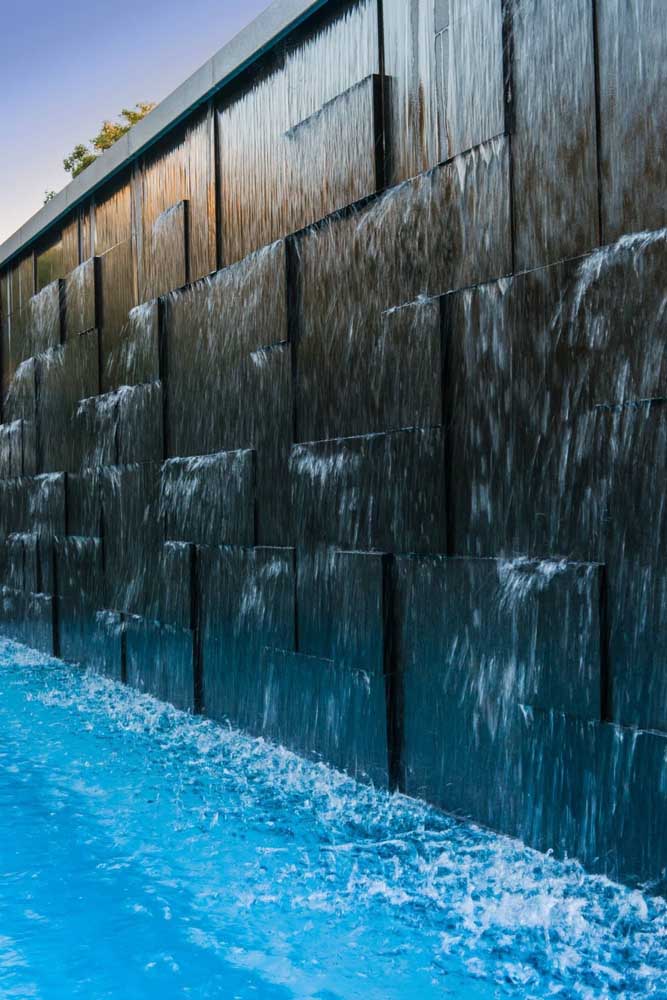 Quantos modos de deixar sua piscina mais divertida e estilosa! Descobre aqui dicas para escolher e instalar cascata. Fotos inspiraram!