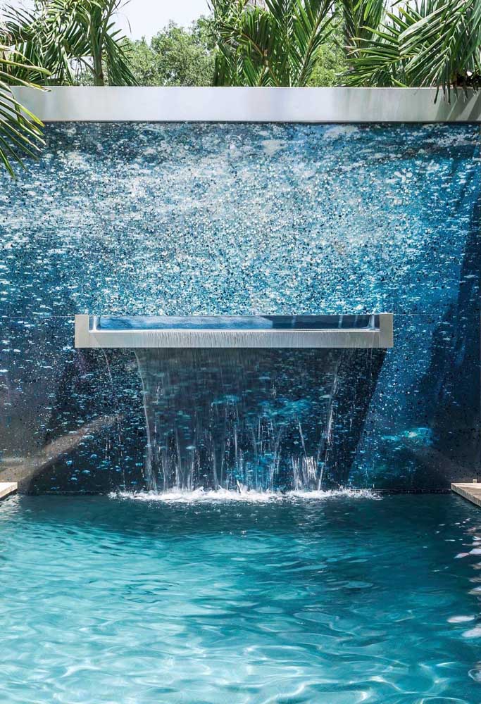 Quantos modos de deixar sua piscina mais divertida e estilosa! Descobre aqui dicas para escolher e instalar cascata. Fotos inspiraram!