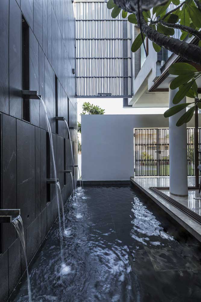 Quantos modos de deixar sua piscina mais divertida e estilosa! Descobre aqui dicas para escolher e instalar cascata. Fotos inspiraram!