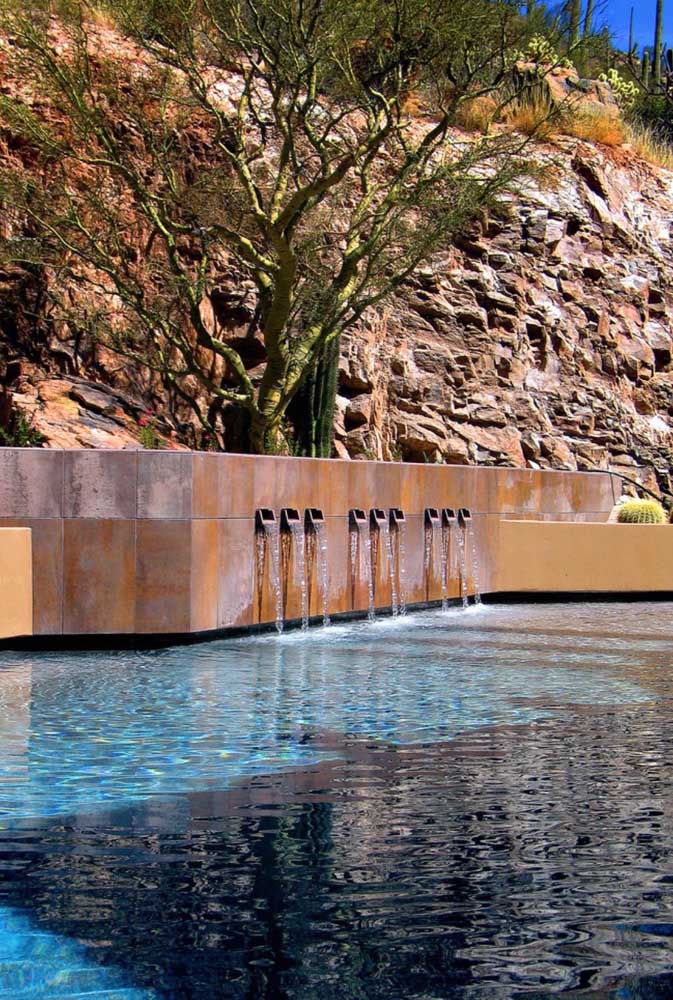 Quantos modos de deixar sua piscina mais divertida e estilosa! Descobre aqui dicas para escolher e instalar cascata. Fotos inspiraram!