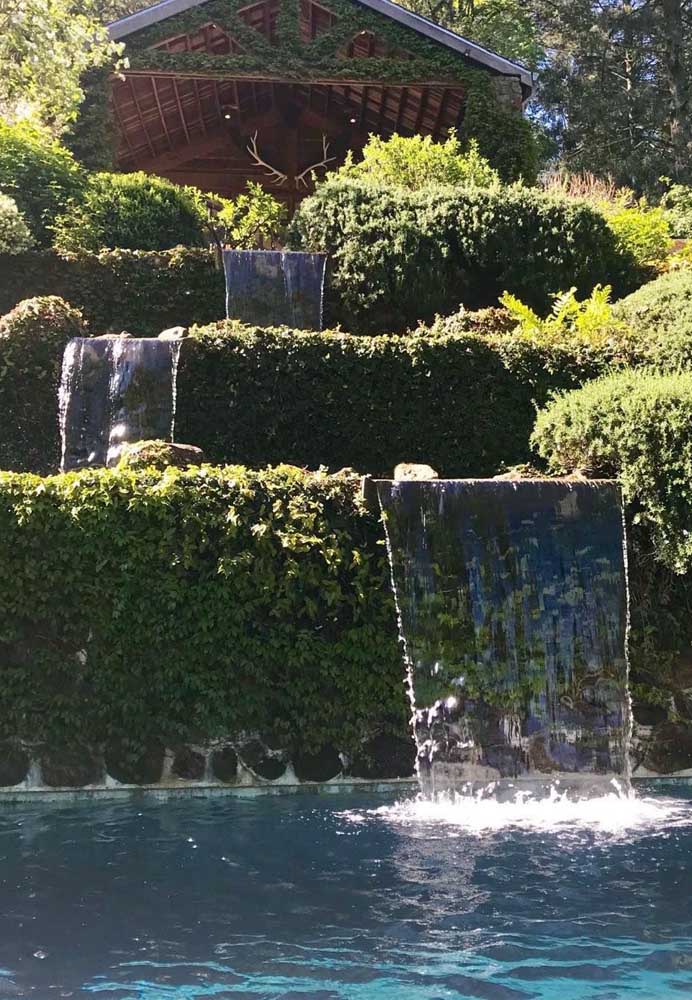 Quantos modos de deixar sua piscina mais divertida e estilosa! Descobre aqui dicas para escolher e instalar cascata. Fotos inspiraram!