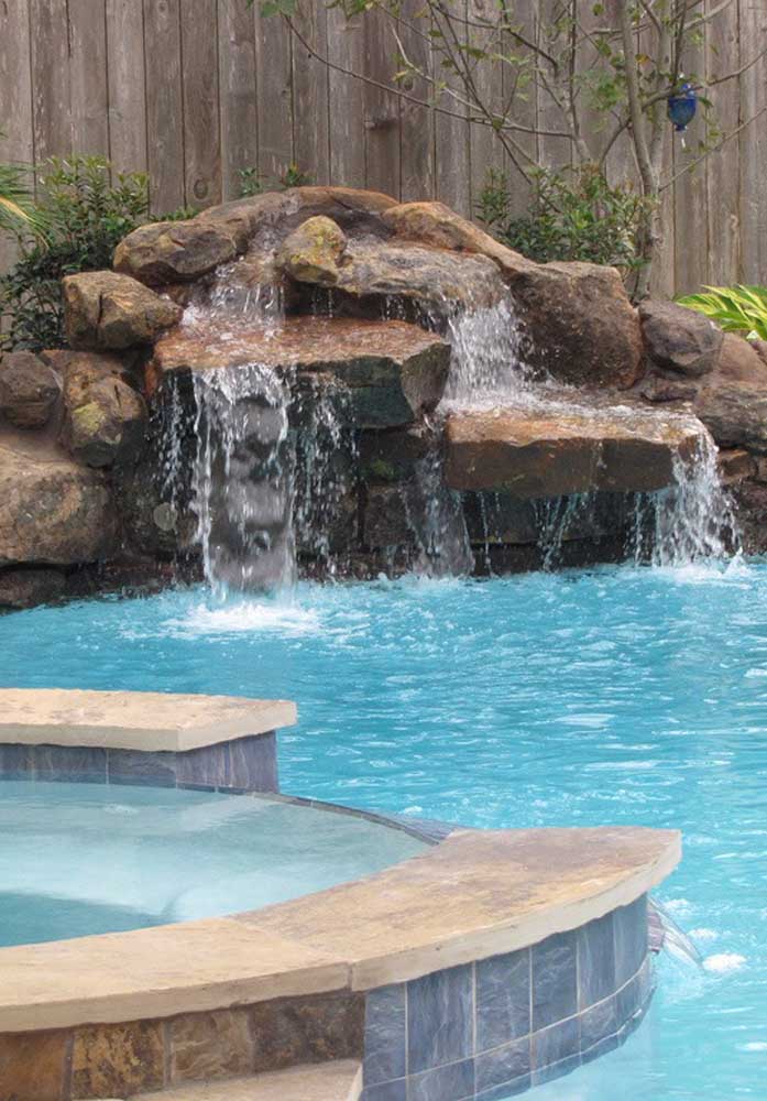 Quantos modos de deixar sua piscina mais divertida e estilosa! Descobre aqui dicas para escolher e instalar cascata. Fotos inspiraram!