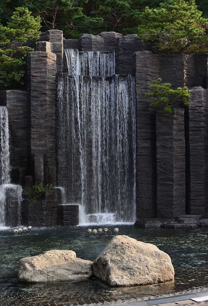 Quantos modos de deixar sua piscina mais divertida e estilosa! Descobre aqui dicas para escolher e instalar cascata. Fotos inspiraram!