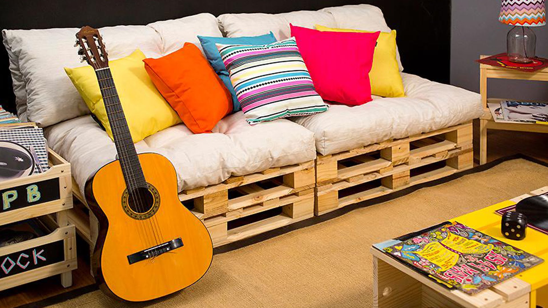 Dê um toque rústico ao seu ambiente com passo a passo para sofa de pallet