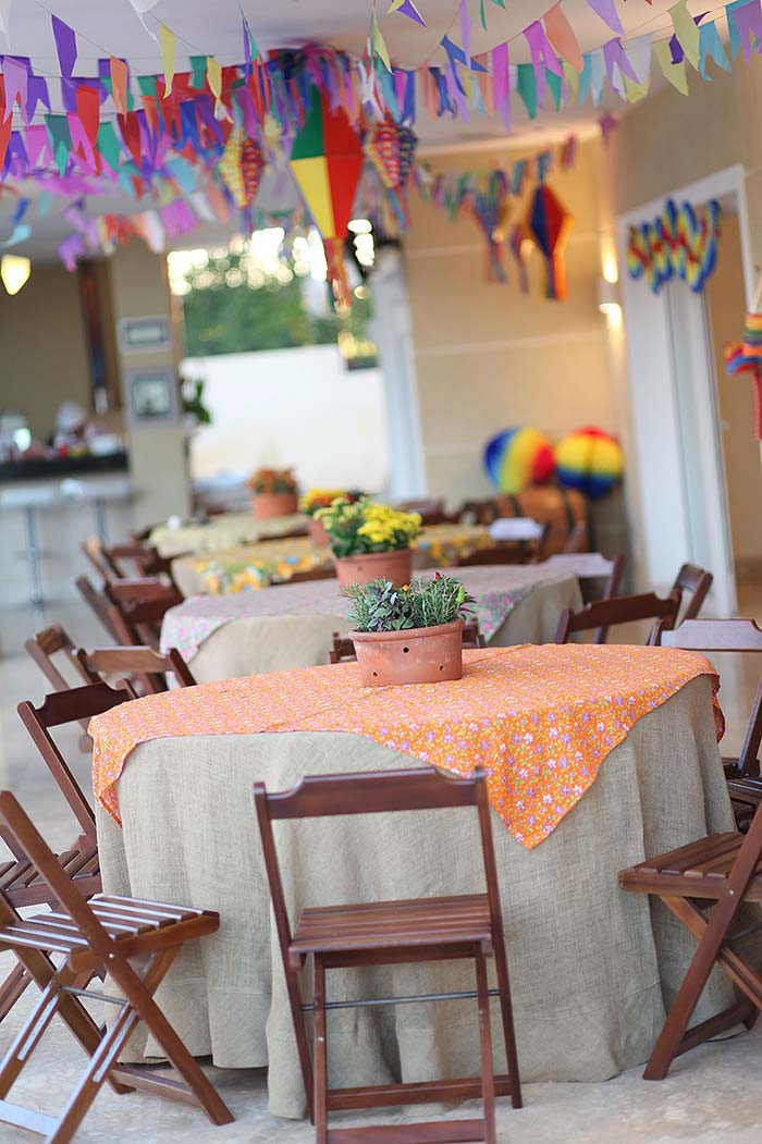 Decore sua festa junina com 80 ideias simples e criativas