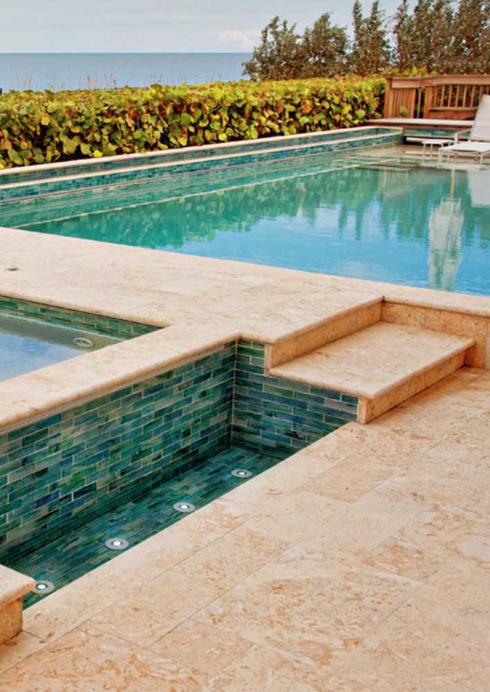 Pisos de piscina: as melhores opções para decorar com estilo