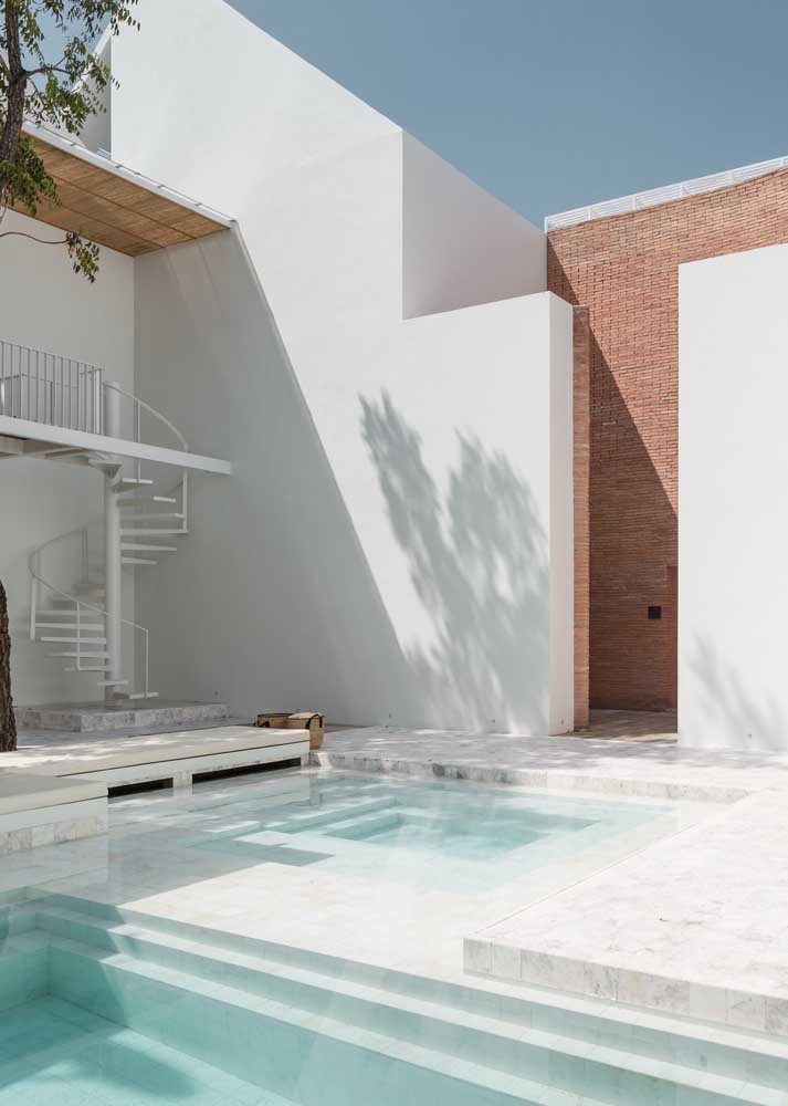 Pisos de piscina: as melhores opções para decorar com estilo